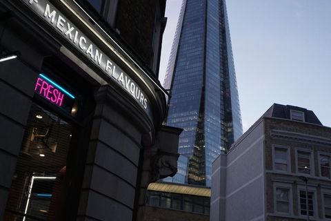 Неонова витрина и небостъргачът The Shard
