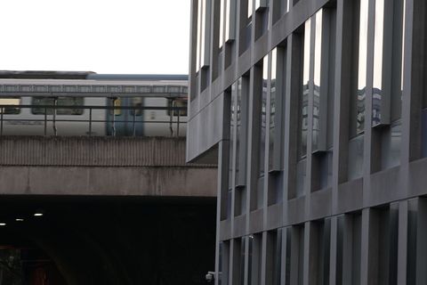 Железопътен мост и бетонна сграда